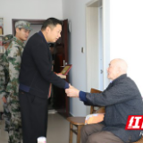 致敬英雄！赫山为80余名抗美援朝老兵发放70周年纪念章