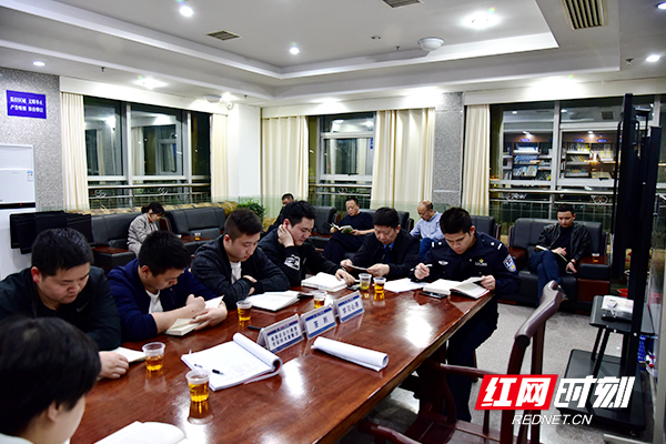安化县公安局组织民辅警在警察书屋学习。.jpg