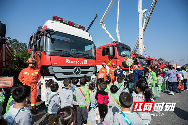 小朋友们参观消防救援车辆。.jpg