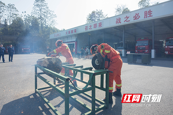 消防员现场展示切割救援现场。.jpg