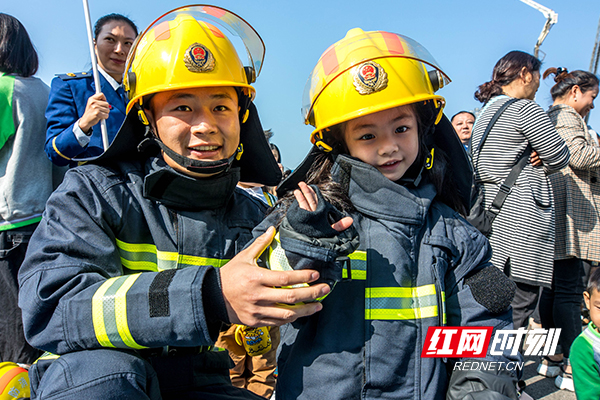 消防员现场为小朋友穿戴消防服。.jpg