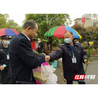 南县用鲜花换纸钱 树文明祭扫新风