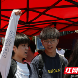 多图｜你不是一个人在战斗！2021高考考场外的祝福朴实且真挚