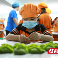沅江：巧手包饺子 爱心送老师