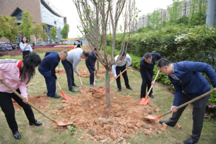 省科技厅厅长童旭东与科技企业家一起种下这棵“生态树”