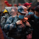 铭记这个春天，铭记那抹迷彩带来的温暖