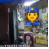 醉汉盛邀民警看家里的猪仔，民警无奈捧场