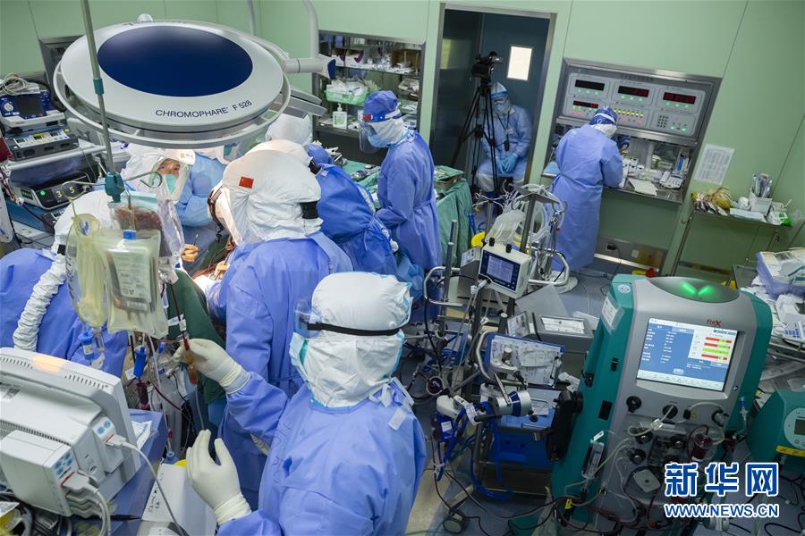 据了解，该患者是目前全国使用呼吸机和术前ECMO（人工肺膜）辅助治疗时间最长的新冠肺炎患者，达到73天，近日成功撤除ECMO。图为：5月8日，武汉协和医院医务人员在查房时向患者成功撤除ECMO表示祝贺。