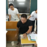 物理老师课堂上徒手劈砖！网友神回复亮了…