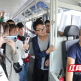 绿色出行宣传月 大学生“体验官”试乘智慧公交