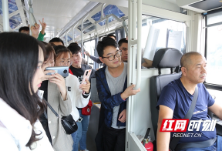 绿色出行宣传月 大学生“体验官”试乘智慧公交
