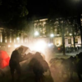 北美观察丨前脚出后脚进 基诺沙沦为美国大选角力场