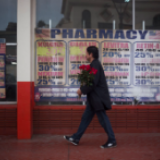 美加、美墨边界关闭，在国内买不起药的美国人更多更难了