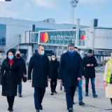 塞尔维亚总统武契奇在机场迎接中国疫苗抵达