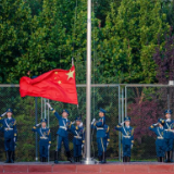 同学们，升旗了！