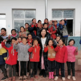 老师收学生140条腊肉？背后的故事太动人