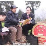 背着国徽翻山越岭,他究竟在干什么?