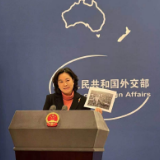 有图有真相！华春莹拿出照片：中国美国，到底谁在强迫劳动？