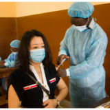 “春苗行动”在贝宁启动 中国公民接种国产新冠疫苗