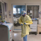 报告预测:到今年年底,或再有11.5万美国人死于新冠