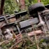 安徽太湖一皮卡坠入崖谷，造成12人死亡