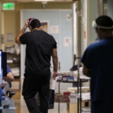 美国新冠死亡病例超90万例 累计确诊逾7456万例