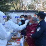 从秦岭脚下到钟鼓楼旁，这些抗疫“姿势”给人力量