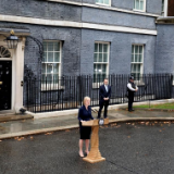 特拉斯宣布辞去英国首相职务