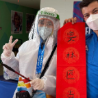 英国冬奥运动员集体“种草”中国文化 大秀毛笔写春联