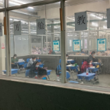 “方舱教室”：方舱医院里一片宁静的天地，给孩子们一日有序生活