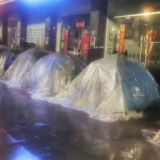 福建宁德：帐篷为“家” 昼夜守护封控区