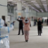 【上海战疫】湖南援沪医疗队护士带领方舱病人练“八段锦”