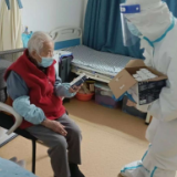 关注社区和老人的需求，社会各界同心抗疫促保供