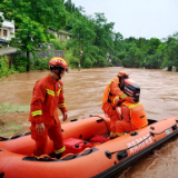 直击丨暴雨侵袭！湘西泸溪干群争分夺秒齐心抗灾