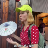 外国友人体验制作福建非遗油纸伞