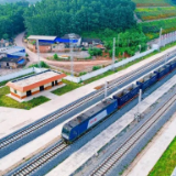 从中老铁路友谊隧道驶出的跨境列车，要做的第一件事是……