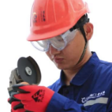 用切割金属的角磨机在鸡蛋壳上刻字 看山东港口工人演示作业绝活