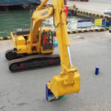 山东港口工人绝活展示：勇攀高峰 挖掘机还能用来“斟酒”？