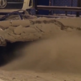 扫雪铲冰、“暖心小分队”……多部门精细服务 保障群众安全出行、温暖过冬