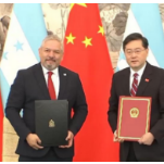秦刚同洪都拉斯外长雷纳签署中洪建交公报