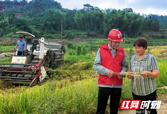 秋收农忙电力服务来护航 田间地头供电人员宣传巡视忙