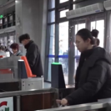 各地迎来学生客流高峰 “多管齐下”全力做好学生旅客服务工作