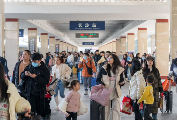 湖南铁路连续3天单日到发旅客超120万人次 部分列车方向尚有余票