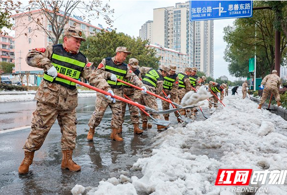 低温雨雪席卷全省 湖南省军区系统积极投入抗冰除雪应急救援一线