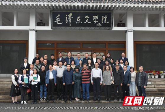 诗人散文呈现出尘之姿 张战散文集《雨梯上》研讨会在长沙举行