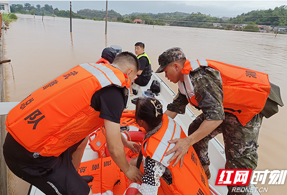 战洪水救群众 武警湘潭支队紧急赶赴湘潭县射埠镇开展抢险救援