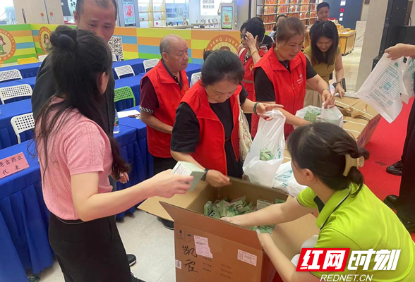长沙市开福区党外知识分子联谊会慰问高温一线工作者