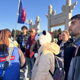 Intl tourists explore Beijing's iconic sites on free half-day tours