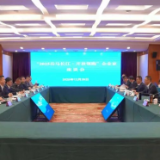 谢卫江主持召开“2025岳马长江·开放领跑”企业家座谈会