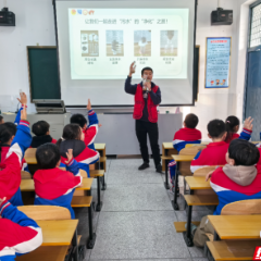 科学实验启真智,生态践行护湖湘——平江县选调生天岳青语宣讲团开展进校园活动